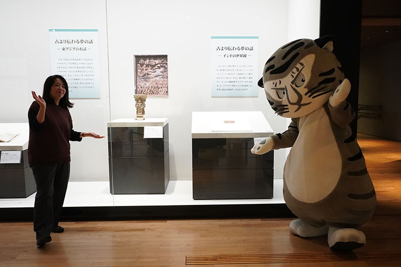 展示ケースの前の二人