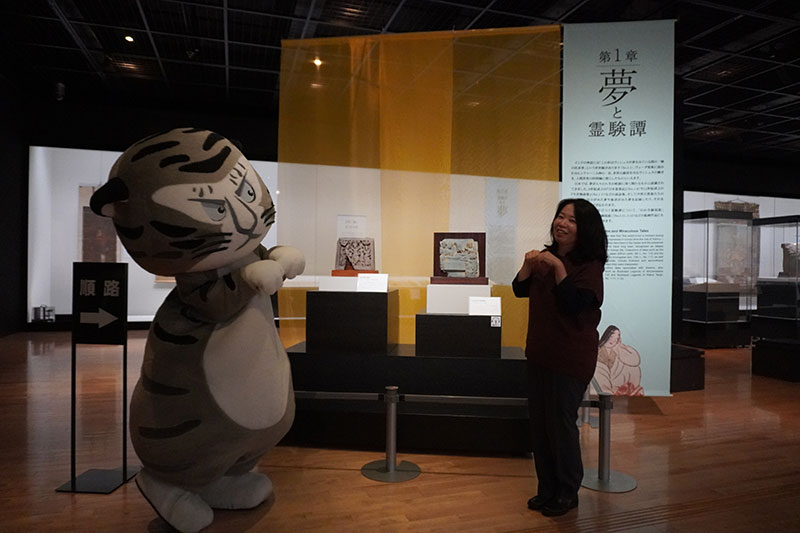 展示ケースの前の二人