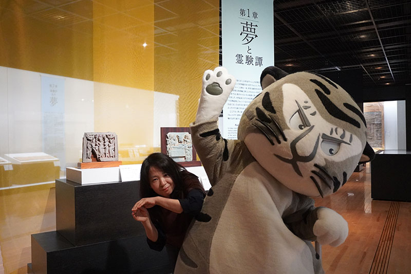 トラりんのわきから登場する岩田研究員