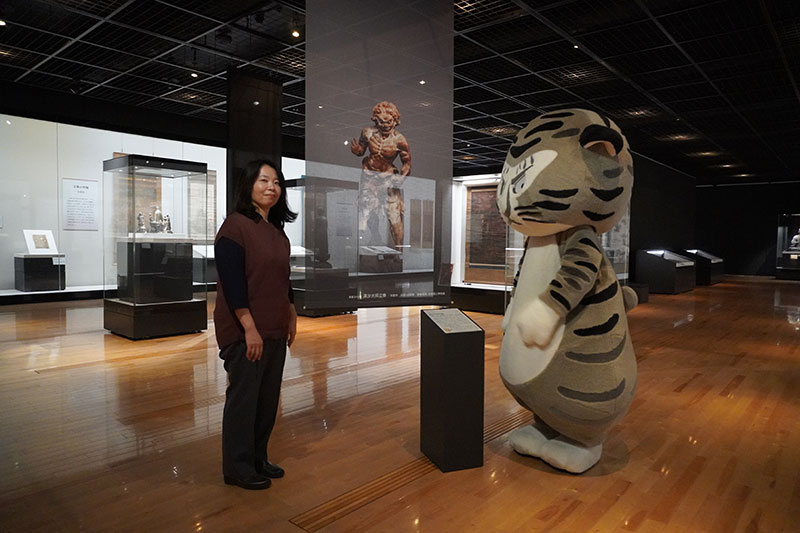 シャツを開襟する山内研究員