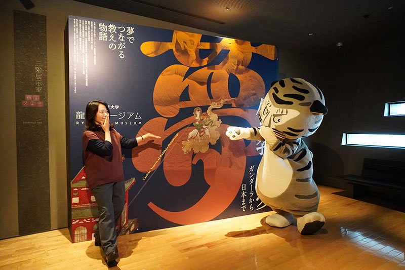 シャツを開襟する山内研究員