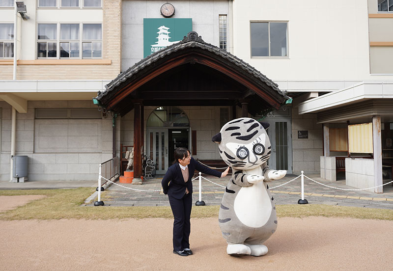 森田学芸員、登場。トラりんはウズマキ眼鏡を装着