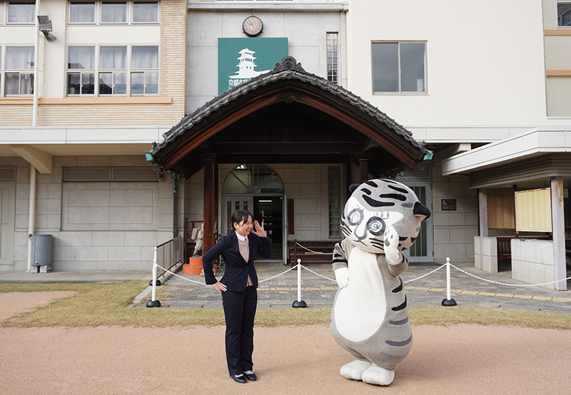 トラりんと森田学芸員、決めポーズ