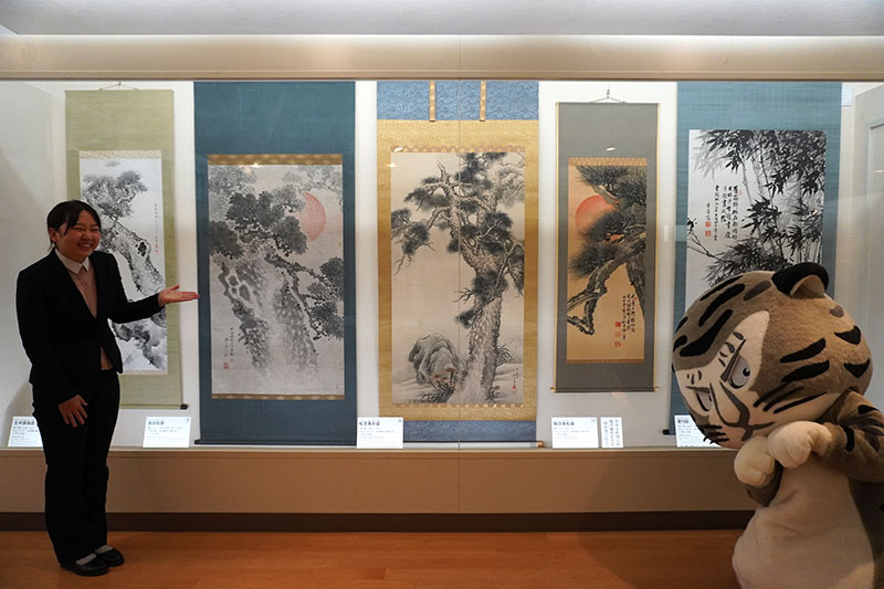 展示ケースの前の二人