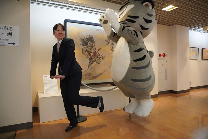 「斗（ます）」をキャッチするためジャンプしたトラりん