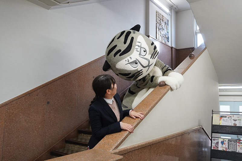 階段の手すりに肉球を押し当てるトラりん