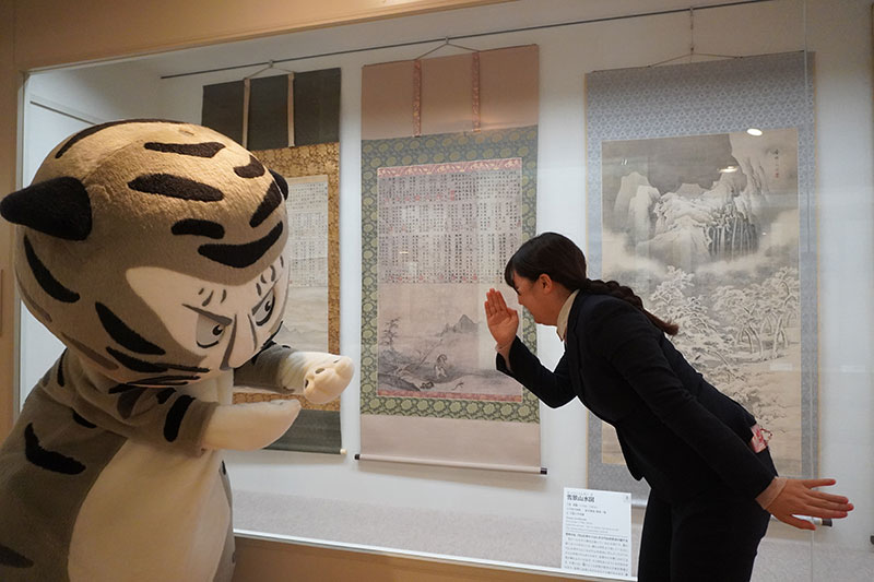 どじょうの真似をする研究員