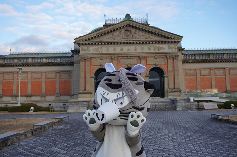 馬の仮面をつけたトラりんが明治古都館前に登場
