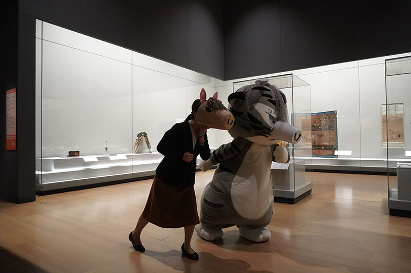 展示室に水谷研究員・トラりんが到着