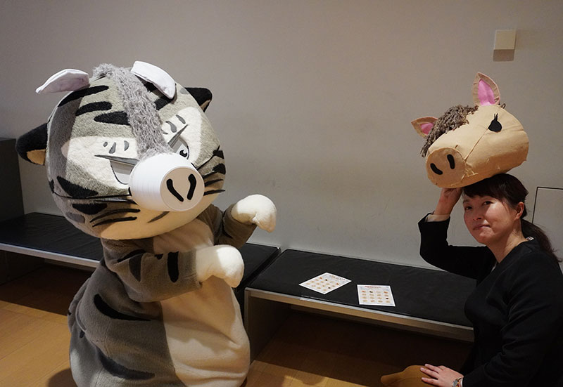 水谷研究員が馬の仮面をとる