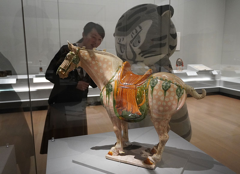 「三彩馬俑」1組のうち水玉柄の馬を眺める二人