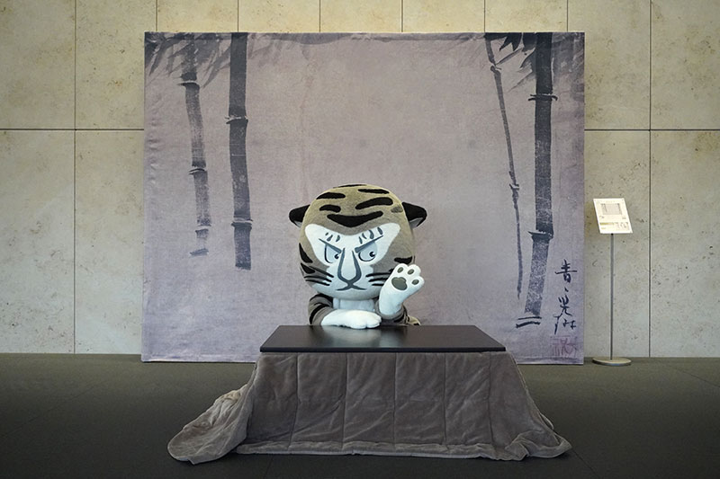 グランドロビーでこたつに入るトラりん