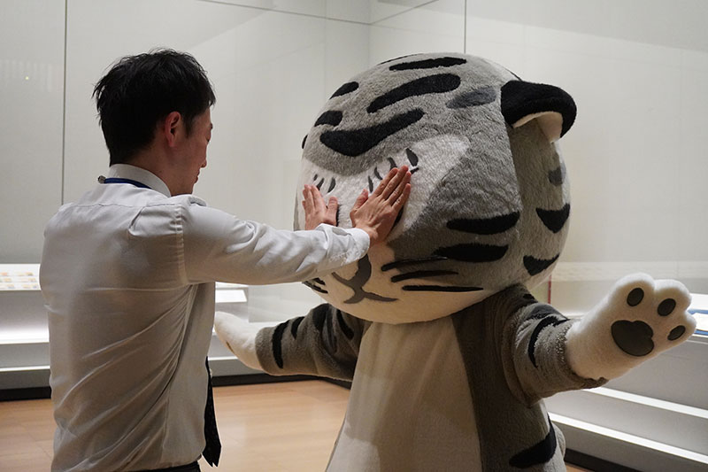 福士研究員に目隠しされるトラりん