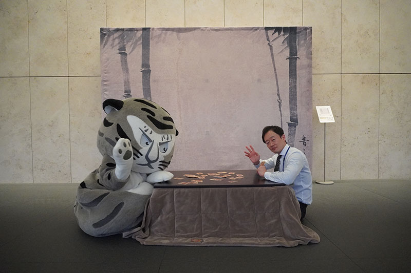 グランドロビーでこたつに入る二人