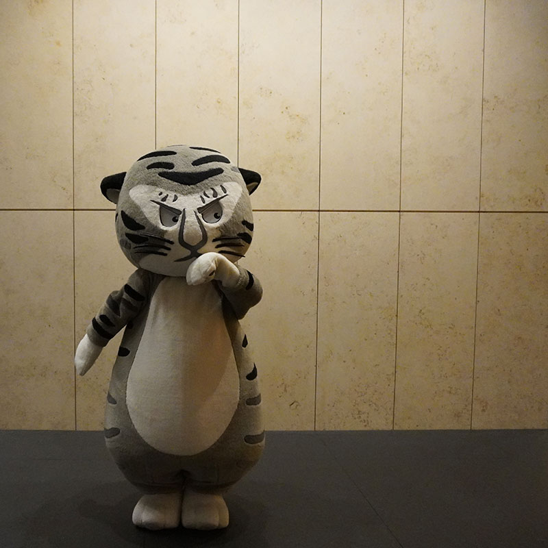 トラりん、エントランスに登場