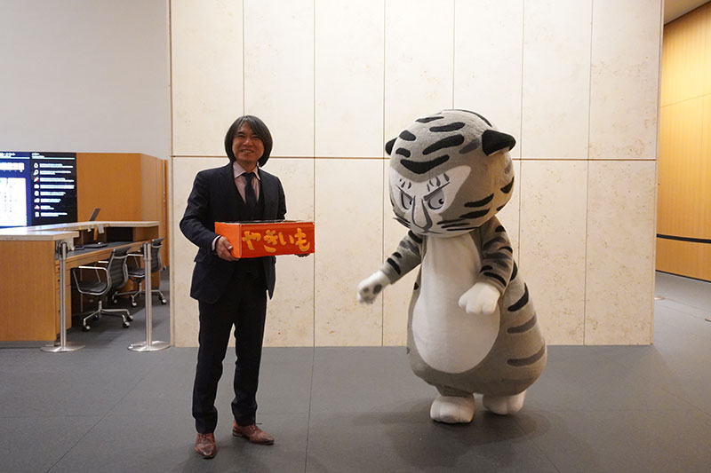 羽田研究員、焼きいもの箱をもって登場