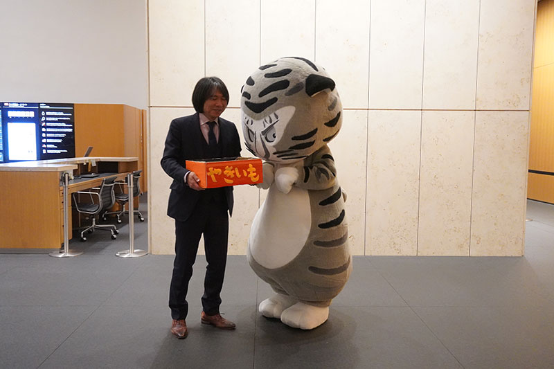 トラりん、焼きいもの箱を覗く