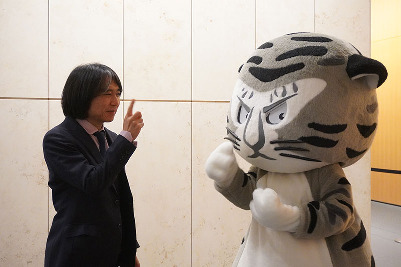 苦労を語る羽田研究員