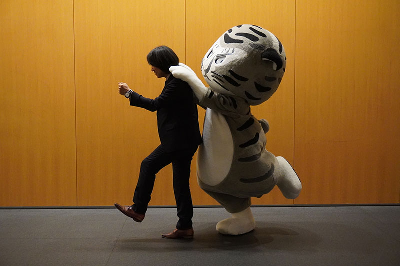 羽田研究員とトラりんが軽やかなステップで展示室に向かう