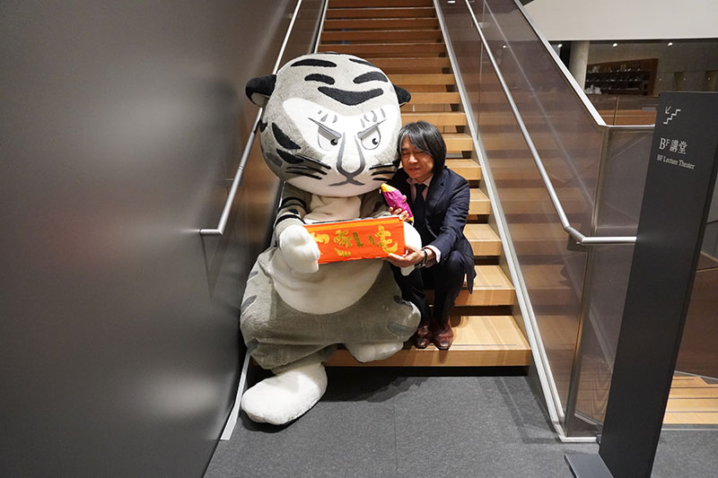 エントランスの階段に座る二人