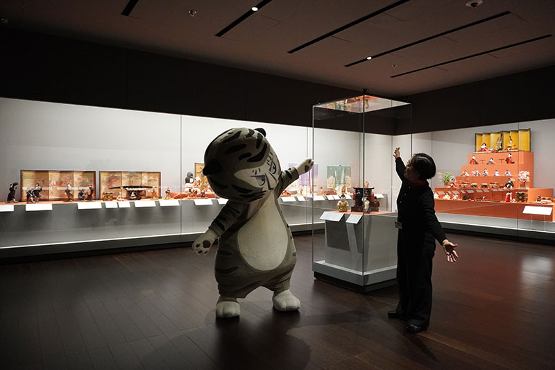 トラりんと山内研究員、展示室全体像