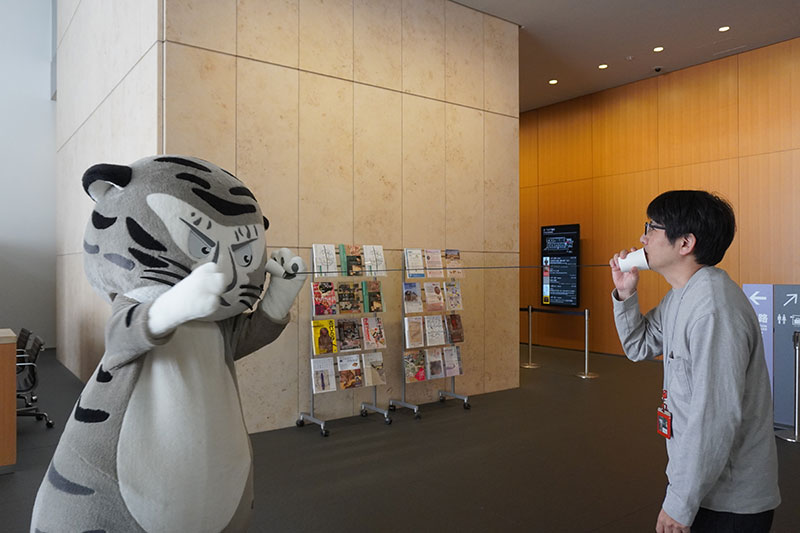 トラりんの糸電話の先に末兼研究員が登場