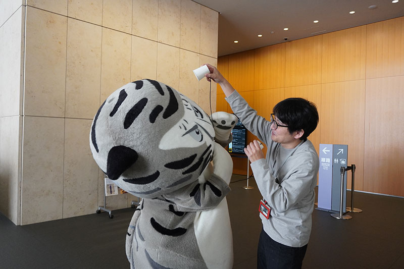 トラりんと末兼研究員が糸電話をめぐって争う