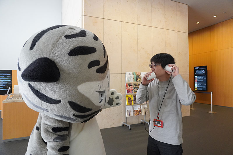 末兼研究員が糸電話を独占