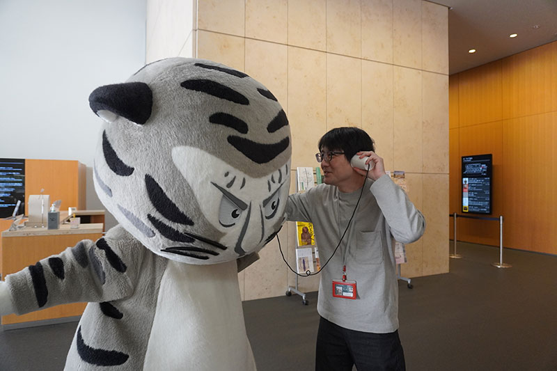 糸がゆるんだ糸電話で遊ぶ二人
