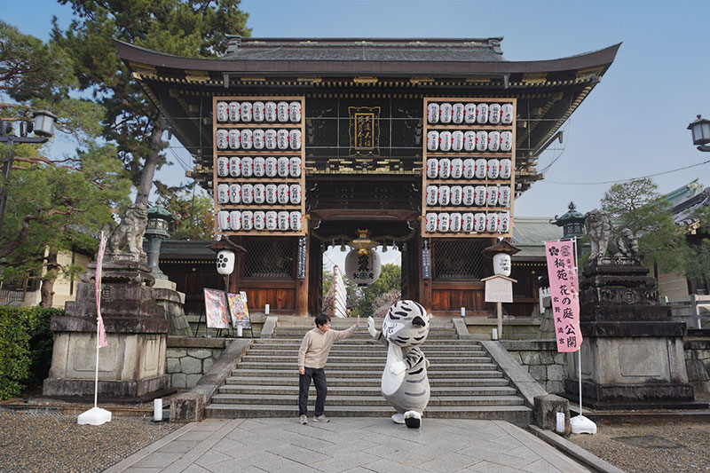 トラりん、境内で末兼研究員と合流