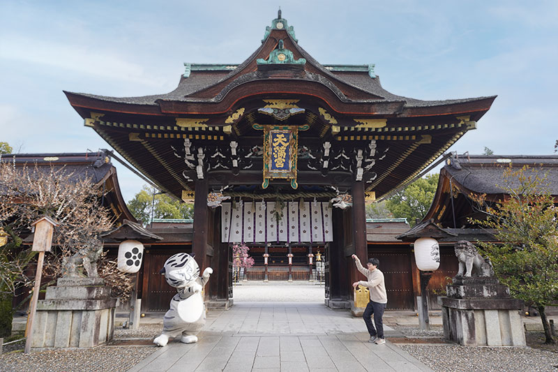 三光門の前の二人