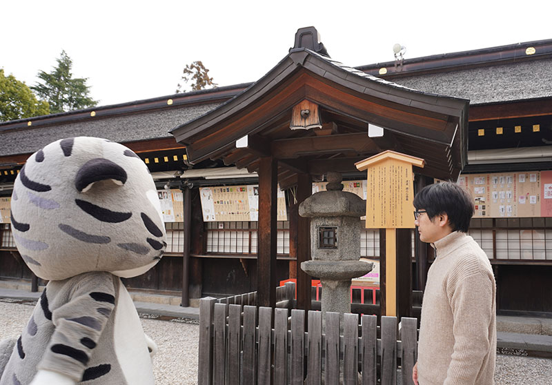 石燈籠前の二人