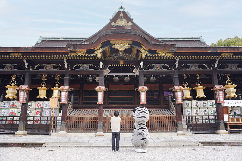 おまいりする二人