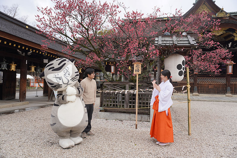 北野天満宮の巫女に出会う二人