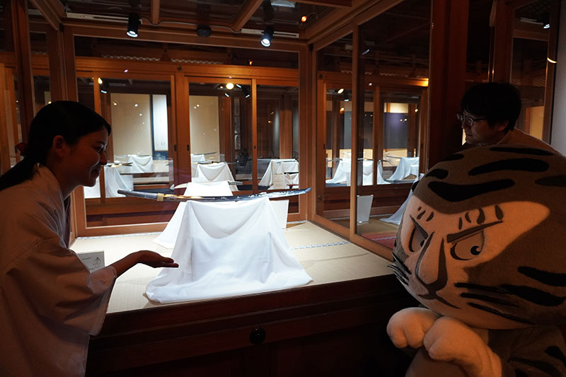 太刀　銘（表）：大和国住月山貞利彫同作（花押）／銘（裏）：令和二二年壬寅歲六月吉祥日　北野天満宮所蔵