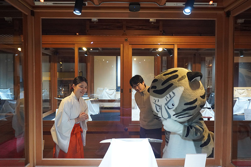 短刀　銘（表）：大慶直胤（花押）彫よしたね／銘（裏）：弘化七半仲春上旬　北野天満宮所蔵