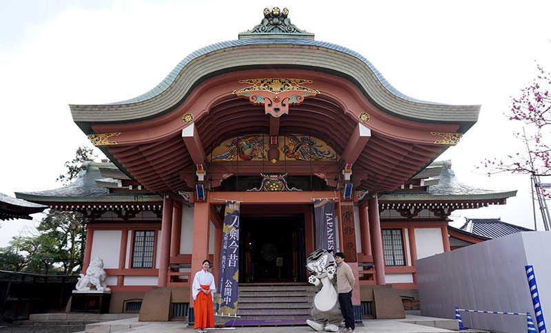 宝物殿前の三人