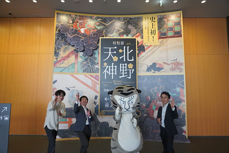 宝物殿前の三人