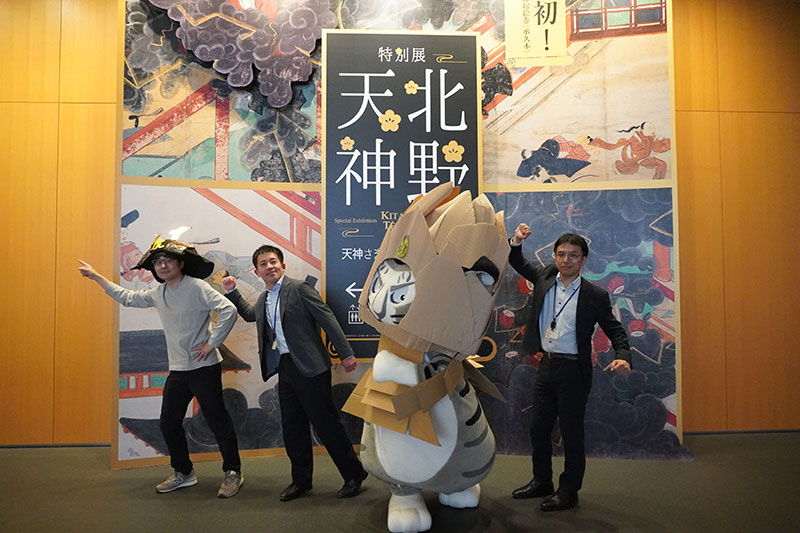 歩き出す4人