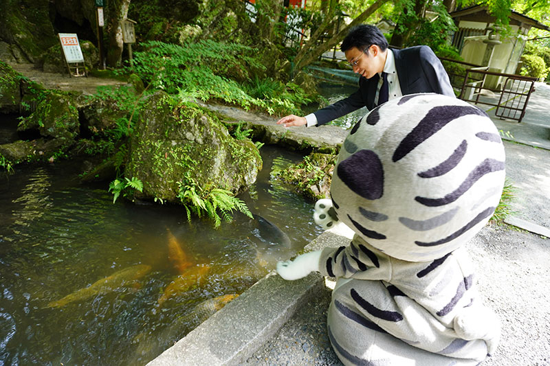 くぐり岩前の池の鯉をながめる二人