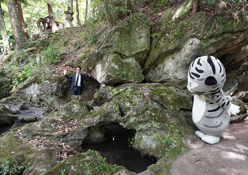 岩の中から出てきた井並研究員と、心配そうなトラりん