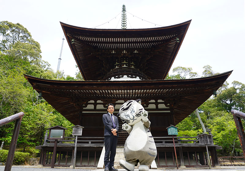 多宝塔の前の井並研究員、トラりん