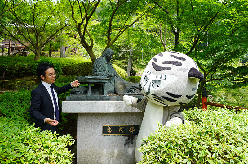 紫式部像と井並研究員・トラりん