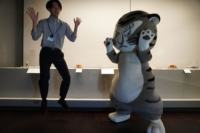カエルのようにジャンプする繰納研究員とトラりん