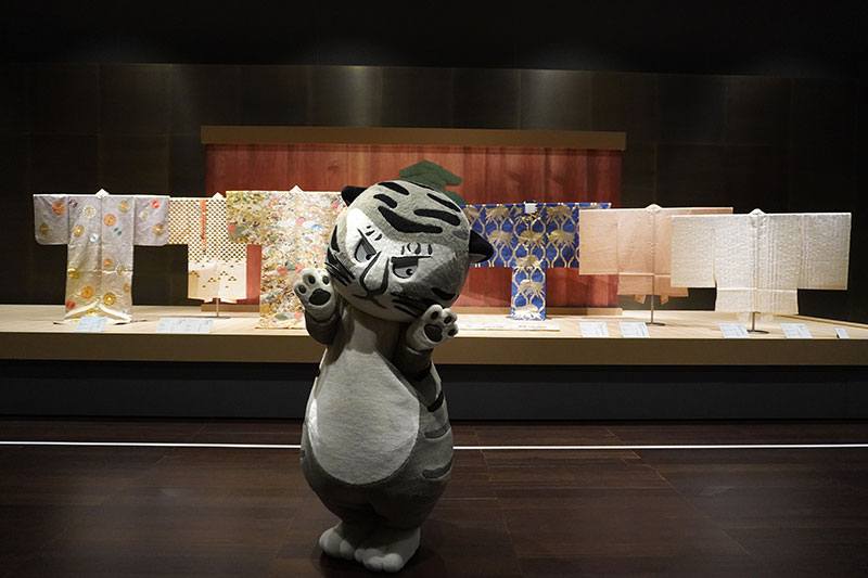 展示室、能舞台の前にトラりん登場