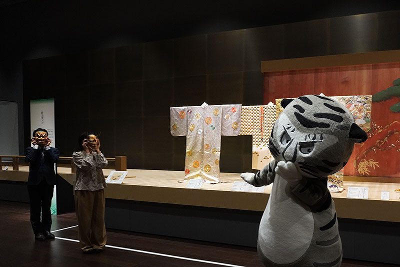 能舞台の前、奥から能面の二人が登場