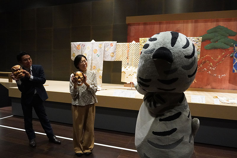 能面を外し、山内研究員、井並研究員が顔を出す