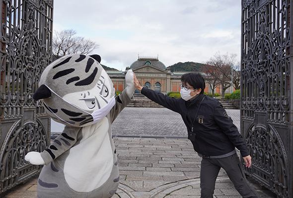 トラりんと末兼研究員、おちあう