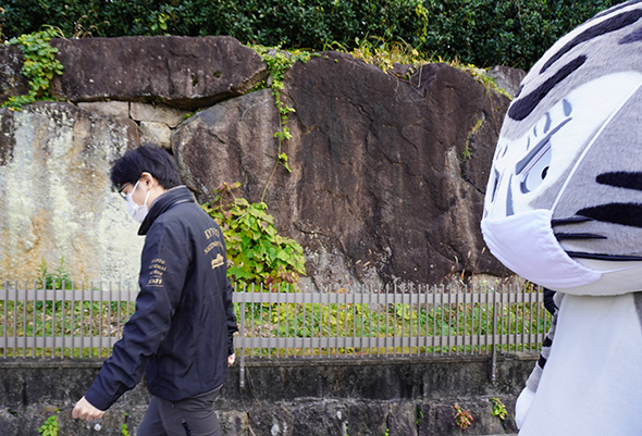 豊国神社に向かう二人