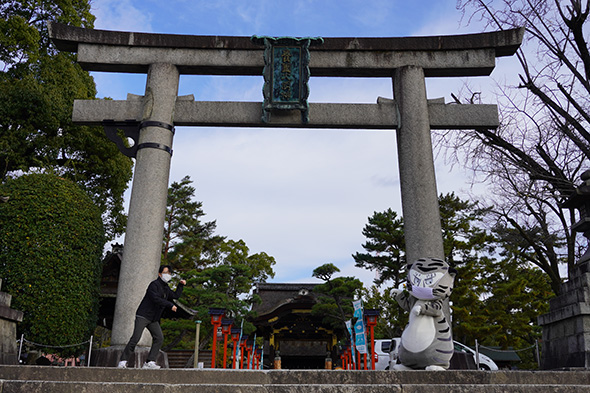 豊国神社の鳥居と二人